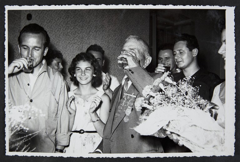 Trieste, luglio 1956, A.N.P.I. provinciale, brindisi e omaggi floreali ad Alcide Cervi